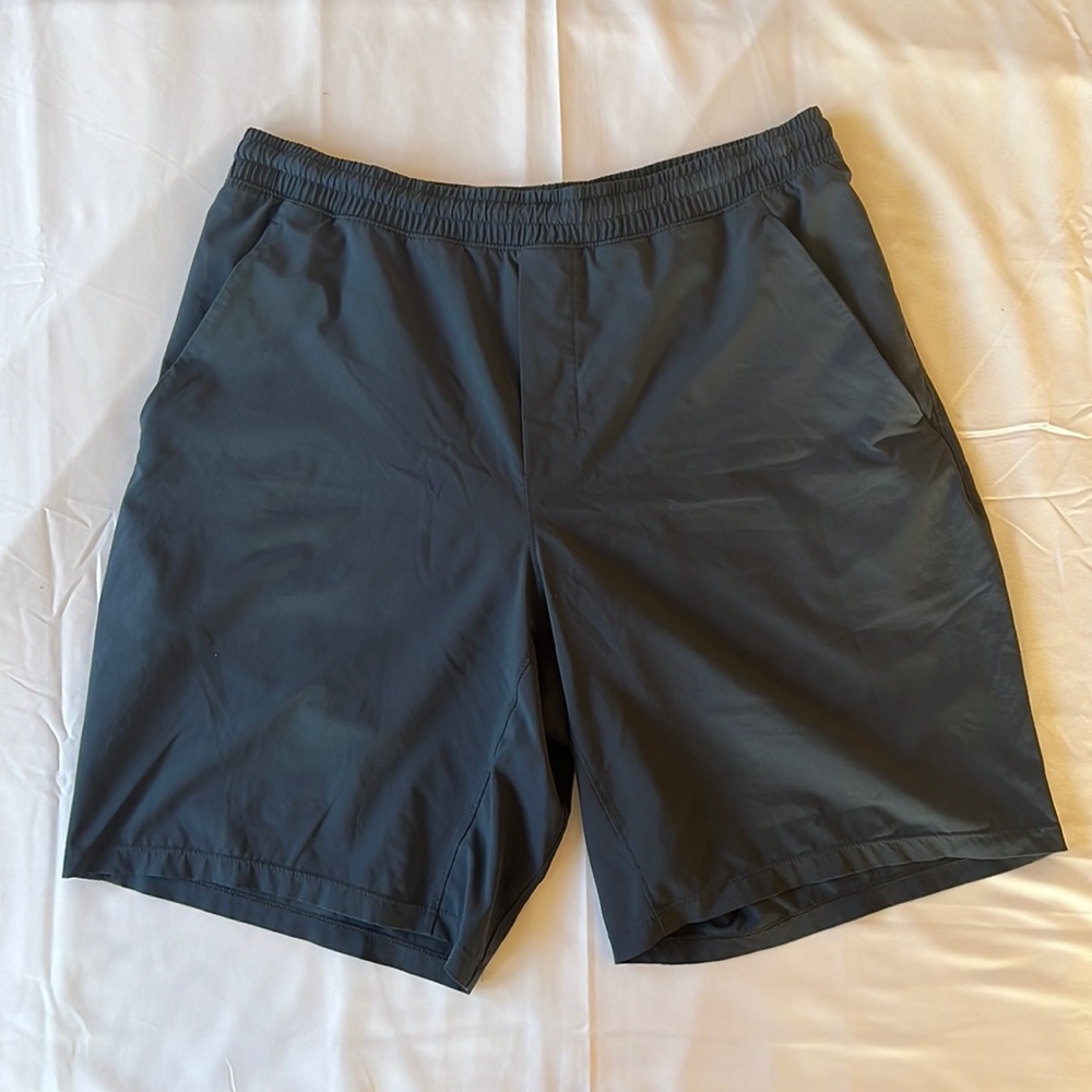 Men’s Lululemon Athletic shorts with liner